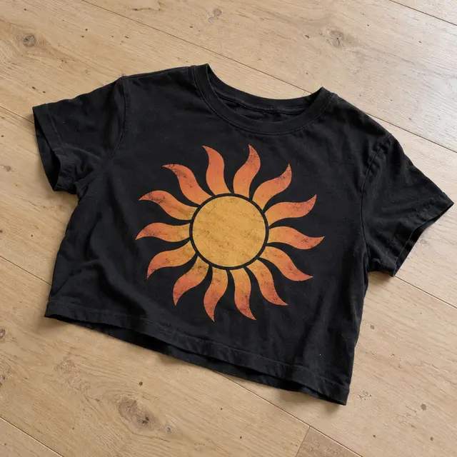 Crop top con sol retro — Negro