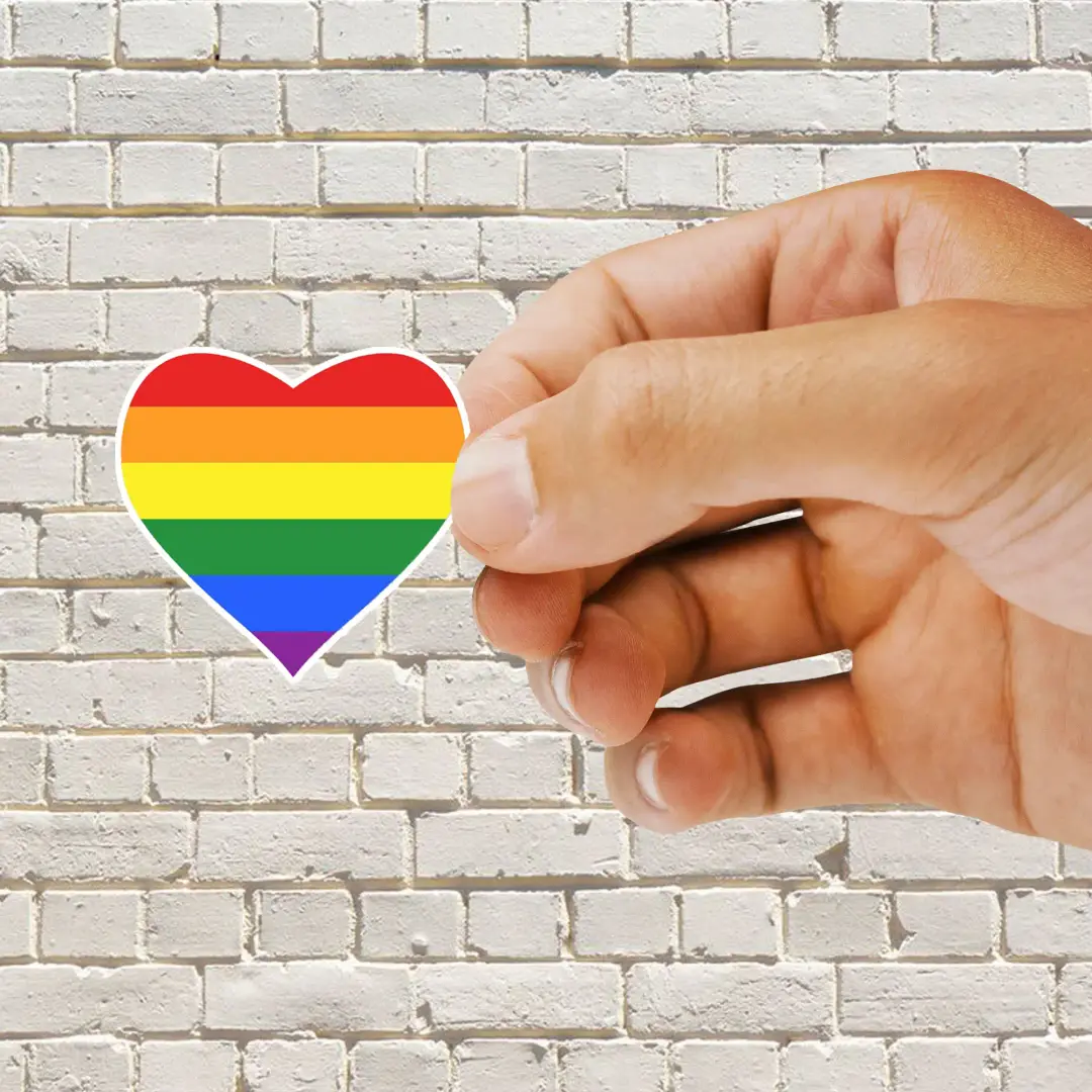 Pegatina de bandera del orgullo en forma de corazón