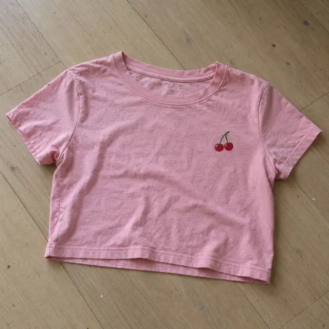 Crop top con cerezas — Rosa