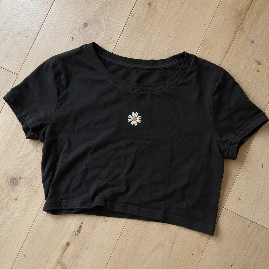 Gänseblümchen-Crop-Top — Schwarz